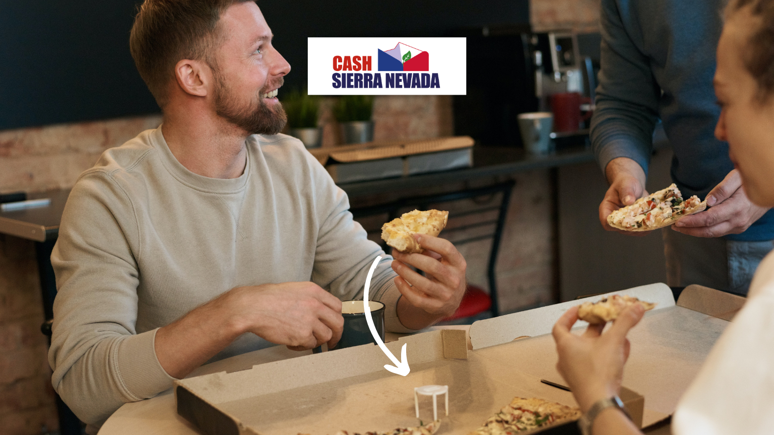 hombre comiendo pizza con otras dos personas